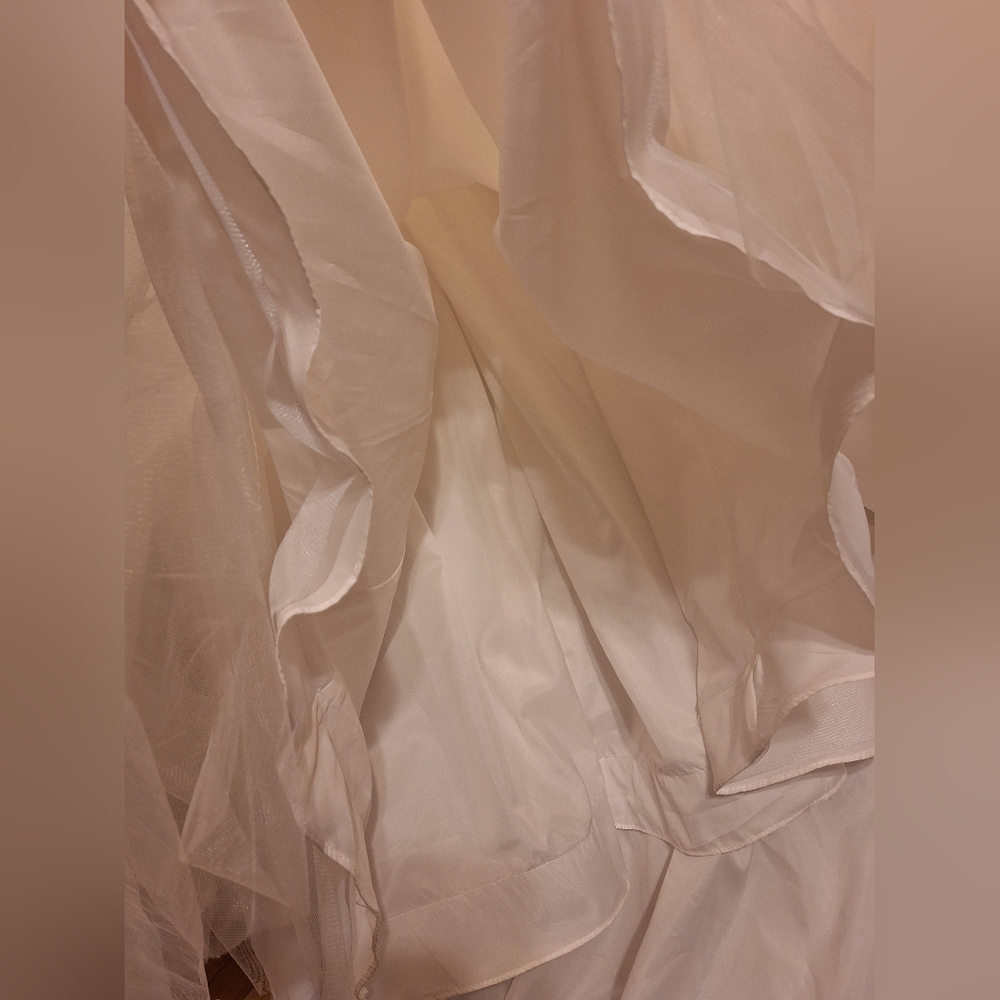 Elegant Lace Off-Shoulder Wedding Dress - Picture 3 of 10